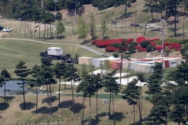 Các trang thiết bị cần thiết cho việc lắp đặt THAAD được vận chuyển tới Seongju, đông nam Hàn Quốc ngày 27/4. (Nguồn: Yonhap/TTXVN)