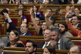 Các nghị sĩ biểu quyết tại phiên họp của Cơ quan lập pháp vùng Catalonia ở Barcelona ngày 6/9. (Nguồn: AFP/TTXVN)