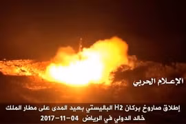 Phiến quân Houthi phóng tên lửa đạn đạo nhằm vào sân bay ở thủ đô Riyadh của Saudi Arabia ngày 5/11. (Nguồn: Reuters/TTXVN)