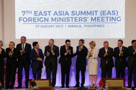  Phó Thủ tướng, Bộ trưởng Ngoại giao Việt Nam Phạm Bình Minh (thứ 4, trái) và các Ngoại trưởng EAS chụp ảnh chung tại hội nghị. AFP/TTXVN