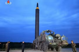 Nhà lãnh đạo Triều Tiên Kim Jong-un (giữa) thị sát vụ thử tên lửa đạn đạo tầm trung Hwasong-12 tại Pyongyang ngày 29/8. (Nguồn: YONHAP/TTXVN)