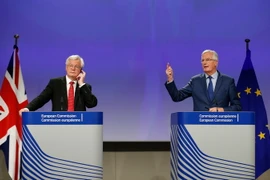 Trưởng đoàn đàm phán Brexit của EU Michel Barnier (phải) và Bộ trưởng phụ trách Brexit của Anh David Davis tại cuộc họp báo ở Brussels, Bỉ ngày 12/10. (Nguồn: THX/TTXVN)