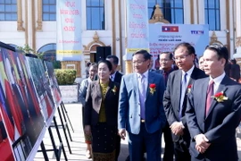 Ông Nguyễn Đức Lợi, Ủy viên Trung ương Đảng, Tổng Giám đốc Thông tấn xã Việt Nam Nguyễn Đức Lợi cùng các quan khách đang đi thăm quan Triển lãm ảnh. (Ảnh: Phạm Kiên/Vietnam+)