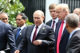 Tổng thống Hoa Kỳ Donald Trump và Tổng thống Nga Vladimir Putin sau khi kết thúc phiên họp kín thứ nhất tại APEC. (Ảnh: TTXVN)