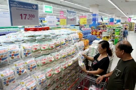 Người tiêu dùng mua hàng bình ổn thị trường tại hệ thống siêu thị Saigon Co.op - Thành phố Hồ Chí Minh. (Ảnh: Thanh Vũ/TTXVN)