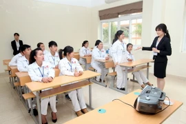 Giờ học tiếng Nhật cho các ứng viên điều dưỡng, hộ lý đi làm việc tại Nhật Bản. (Ảnh: Anh Tuấn/TTXVN)