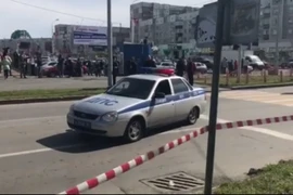 Cảnh sát điều tra tại hiện trường vụ tấn công bằng dao ở Surgut, Nga. (EPA/TTXVN)