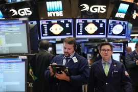 Hoạt động giao dịch tại thị trường chứng khoán New York ngày 26/7. (Nguồn: AFP/TTXVN)