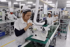 Sản xuất phụ kiện điện thoại di động tại Công ty RFTECH (100% vốn Hàn Quốc) Thái Nguyên. (Ảnh: Hoàng Nguyên/TTXVN)
