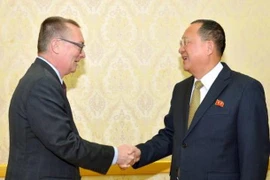 Phó Tổng thư ký phụ trách các vấn đề chính trị của Liên hợp quốc Jeffrey Feltman (trái) đã có các cuộc hội đàm với Bộ trưởng Ngoại giao Triều Tiên Ri Yong-ho (phải) ngày 7/12. (Nguồn: Kyodo/TTXVN)