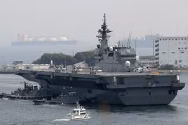  Tàu sân bay Izumo rời khỏi căn cứ Yokosuka ở tỉnh Kanagawa ngày 1/5. (Nguồn: AFP/TTXVN)