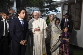 Giáo hoàng Francis (giữa) tại thủ đô Dhaka, trong chuyến thăm Bangladesh. (Nguồn: AFP/TTXVN)
