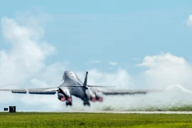 Máy bay ném bom chiến lược B-1B Lancers của Mỹ cất cánh từ căn cứ không quân Andersen, đảo Guam ngày 15/8. (Nguồn: EPA/TTXVN)