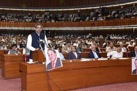 Thủ tướng lâm thời được bầu của Pakistan Shahid Khaqan Abbasi phát biểu tại phiên họp Quốc hội ở Islamabad ngày 31/7. (Nguồn: EPA/TTXVN)