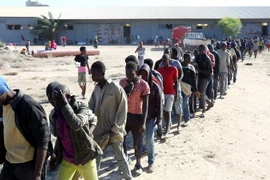 Người di cư tại khu trại tạm ở Sabratha, Libya ngày 7/10. (Nguồn: AFP/TTXVN)