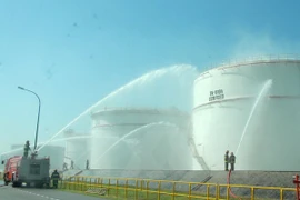 Phun vòi rồng chữa cháy. (Ảnh minh họa. Sỹ Thắng/TTXVN)