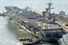Tàu USS Carl Vinson tới cảng Busan, Hàn Quốc ngày 15/3. (Nguồn: Kyodo/TTXVN)