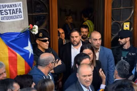 Phó Thủ hiến vùng Catalonia Oriol Junqueras (giữa) tại trụ sở ở Barcelona ngày 20/9. (Nguồn: AFP/TTXVN)