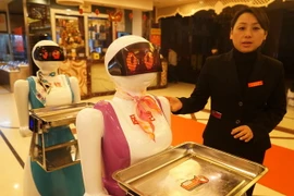 Robot bồi bàn phục vụ tại một nhà hàng ở Trung Quốc. (Nguồn: THX/TTXVN)