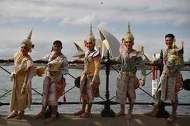 Các diễn viên múa Thái Lan chụp ảnh lưu niệm trong chuyến thăm thành phố Sydney, Australia ngày 29/8. (Nguồn: AFP/TTXVN)