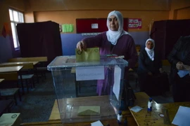 Người dân bỏ phiếu tại điểm bầu cử ở Diyarbakir ngày 16/4. (Nguồn: AFP/TTXVN)