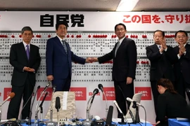 Lãnh đạo LDP, Thủ tướng Nhật Bản Shinzo Abe (thứ 2, trái) và Chủ tịch Hội đồng nghiên cứu chính sách của LDP Fumio Kishida (thứ 3, trái) tại trụ sở LDP ở thủ đô Tokyo ngày 22/10. (Nguồn: THX/TTXVN)