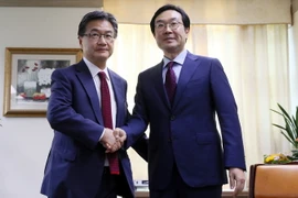 Đặc phái viên Mỹ phụ trách vấn đề Triều Tiên Joseph Yun (trái) và người đồng cấp Hàn Quốc Lee Do-hoon (phải) tại cuộc gặp ở Seoul ngày 20/10. (Nguồn: Yonhap/TTXVN)