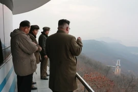 Nhà lãnh đạo Triều Tiên Kim Jong-un (phải) theo dõi việc thử động cơ tên lửa tại một địa điểm bí mật ngày 19/3. (Nguồn: EPA/TTXVN)