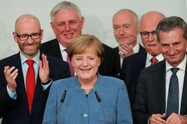 Thủ tướng Đức Angela Merkel (giữa) tại trụ sở đảng CDU ở Berlin ngày 24/9. (Nguồn: THX/TTXVN)