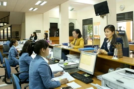 Khách hàng giao dịch tại Kho bạc Nhà nước huyện Nam Từ Liêm, Hà Nội. (Ảnh: Hoàng Hùng/TTXVN)