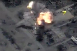 Cuộc không kích do Hải quân Nga thực hiện từ Địa Trung Hải nhằm vào các mục tiêu của IS ở Syria ngày 31/5. (Nguồn: EPA/TTXVN)