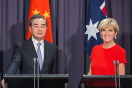 Ngoại trưởng Trung Quốc Vương Nghị (trái) và người đồng cấp Australia Julie Bishop. (Nguồn: THX/TTXVN)