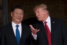 Tổng thống Mỹ Donald Trump (phải) tiếp Chủ tịch Trung Quốc Tập Cận Bình (trái) tại khu nghỉ dưỡng Mar-a-Lago ở West Palm Beach, bang Florida ngày 6/4. (Nguồn: AFP/TTXVN)