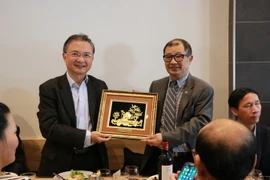 Đại sứ Ngô Hướng Nam (trái) tặng quà lưu niệm cho Chủ tịch VBAA. (Ảnh: Sơn Hà/Vietnam+)