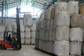 Bên trong nhà máy đóng gói gạo ở Bangkok, Thái Lan. (Nguồn: AFP/TTXVN)