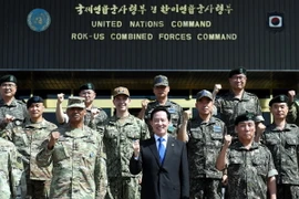 Bộ trưởng Quốc phòng Hàn Quốc Song Young-moo (giữa) trong chuyến thăm căn cứ quân sự ở thủ đô Seoul. (nguồn: EPA/TTXVN)