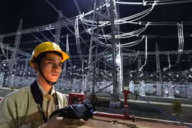 Công nhân đo phát nhiệt thiết bị trạm biến áp nhằm phát hiện sớm và phòng ngừa sự cố. (Ảnh: Ngọc Hà/TTXVN)