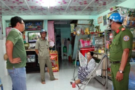 Chính quyền phường 1, thành phố Cà Mau tuyên truyền, vận động đồng bào dân tộc Khmer nâng cao ý thức phòng tránh bão . (Ảnh: Kim Há/TTXVN)