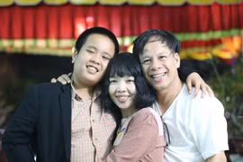 Cư dân mạng dậy sóng với bài thơ Đỗ Nhật Nam tặng bố mẹ 