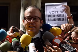 Thị trưởng Mollerussa, ông Marc Solsona phát biểu với báo giới sau phiên thẩm vấn ở Barcelona ngày 19/9. (Nguồn: AFP/TTXVN)