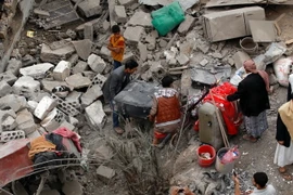 Cảnh đổ nát sau một cuộc không kích của liên quân Arab ở Sanaa, Yemen ngày 9/6. (Nguồn: AFP/TTXVN)