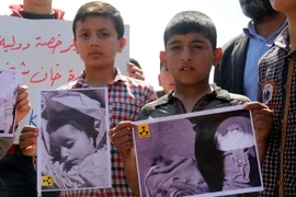 Trẻ em Syria biểu tình phản đối vụ tấn công nghi sử dụng vũ khí hóa học tại Khan Sheikhun. (Nguồn: AFP/TTXVN)