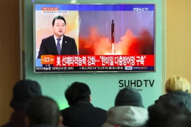 Người dân Hàn Quốc theo dõi trên truyền hình về vụ phóng tên lửa của Triều Tiên tại nhà ga ở Seoul ngày 12/2. (nguồn: AFP/TTXVN)