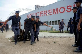 Hải quân Cuba dọn dẹp sau bão Irma tại thủ đô La Habana ngày 12/9. (Nguồn: AFP/TTXVN)