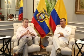 Tổng thống Correa (phải) tại buổi tiếp người đồng nhiệm Colombia Juan Manuel Santos (trái). (Nguồn: EPA/TTXVN)