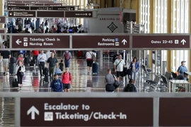 Hành khách tại nhà chờ sân bay Ronald Reagan, Washington, Mỹ ngày 1/9. (Nguồn: AFP/TTXVN)