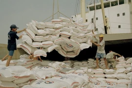 Bốc xếp gạo xuất khẩu tại cảng Sài Gòn. (Ảnh: Đình Huệ/TTXVN)