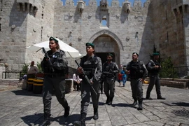 Cảnh sát Israel tuần tra tại khu vực bên ngoài Cổng Damascus, Jerusalem. (Nguồn: AFP/TTXVN)