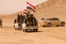 Các lực lượng Iraq làm nhiệm vụ trong chiến dịch chống IS tại làng Al-Rayhanna, gần thị trấn Anah, tỉnh Anbar ngày 20/9. (Nguồn: AFP/TTXVN)