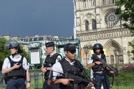 Cảnh sát Pháp gác bên ngoài nhà thờ Notre -Dame ở Paris. (Nguồn: AFP/TTXVN)
